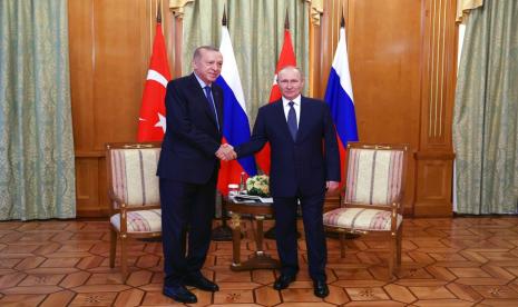 Presiden Rusia Vladimir Putin, kanan, dan Presiden Turki Recep Tayyip Erdogan berfoto sebelum pembicaraan mereka di sanatorium Rus di resor Laut Hitam Sochi, Rusia, Jumat, 5 Agustus 2022. Presiden Turki Recep Tayyip Erdogan melakukan perjalanan ke Rusia Jumat untuk pembicaraan dengan Presiden Rusia Vladimir Putin diharapkan untuk fokus pada kesepakatan biji-bijian yang ditengahi oleh Turki, prospek pembicaraan untuk mengakhiri permusuhan di Ukraina, dan situasi di Suriah. Erdogan dan Putin Tekankan Pentingnya Ekspor Biji-bijian dan Pupuk Rusia