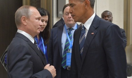 Presiden Rusia Vladimir Putin (kiri) berbicara dengan Presiden AS Barack Obama di Hangzhou di provinsi Zhejiang, Cina timur, Senin (5/9).