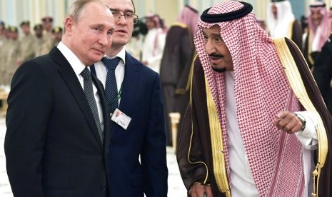 Presiden Rusia Vladimir Putin (kiri) bersama Raja Salman dari Arab Saudi saat kunjungan Putin ke Riyadh, Senin (14/10).