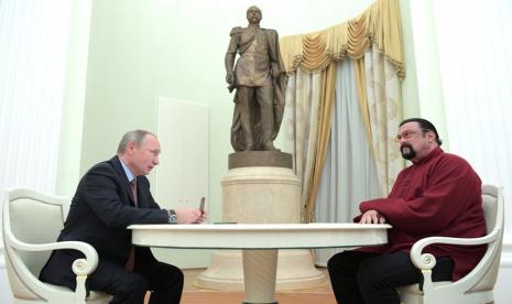 Presiden Rusia Vladimir Putin (kiri) bertemu dengan aktor AS Steven Seagal (kanan) di Kremlin di Moskow, Rusia, 25 November 2016. Presiden Rusia menyerahkan paspor Rusia kepada Seagal dan mengucapkan selamat kepadanya karena menerima kewarganegaraan Rusia. Joe Rogan sempat berkelakar bahwa Seagal bergabung dengan pasukan Rusia untuk menginvasi Ukraina. 