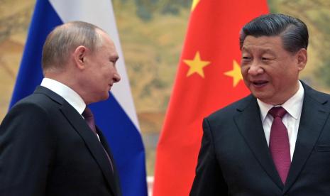 Presiden Rusia Vladimir Putin (kiri) dan Presiden China Xi Jinping (R) bertemu di Beijing, China, 4 February 2022. Putin tiba di China pada hari pembukaan Olimpiade Musim Dingin 2022.