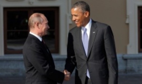 Presiden Rusia Vladimir Putin (kiri) menjabat tangan Presiden AS Barack Obama saat hadir di G-20 di St Petersburg, Rusia.