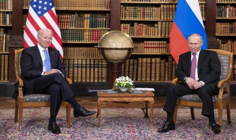 Presiden Rusia Vladimir Putin melakukan pertemuan dengan Presiden AS Joe Biden di Jenewa, Swiss, pada Rabu (16/6). Biden dan Putin berdialog serta menyatakan sikap masing-masing terhadap Ukraina.