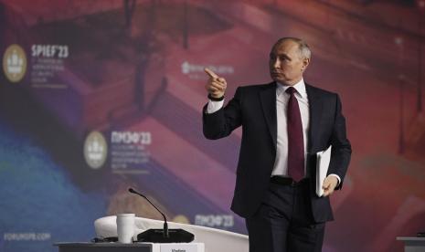 Presiden Rusia Vladimir Putin memberi isyarat saat meninggalkan sesi pleno Forum Ekonomi Internasional St. Petersburg di St. Petersburg, Rusia, Jumat, 16 Juni 2023.