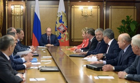 Presiden Rusia Vladimir Putin memimpin pertemuan Dewan Keamanan di resor Laut Hitam Sochi, Rusia, Sabtu, 10 Oktober, 2015