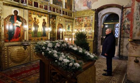 Presiden Rusia Vladimir Putin menghadiri kebaktian Natal di Katedral Kabar Sukacita di Kremlin Moskow di Moskow, Rusia, Jumat, 6 Januari 2023. Umat Kristen Ortodoks merayakan Natal pada 7 Januari, sesuai dengan kalender Julian.