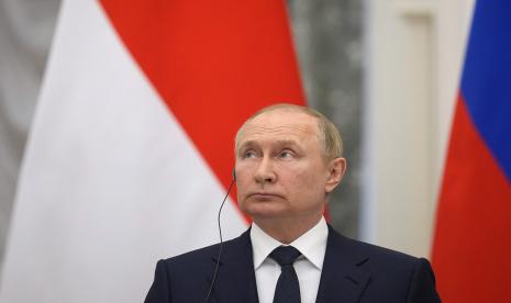 Presiden Rusia Vladimir Putin menghadiri konferensi pers bersama dengan Presiden Indonesia Joko Widodo setelah pertemuan mereka di Kremlin di Moskow, Rusia, Kamis, 30 Juni 2022. 