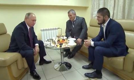 Presiden Rusia, Vladimir Putin mengundang Khabib Nurmagomedov beserta ayahnya untuk bertemu.