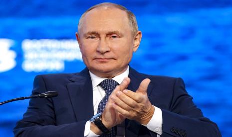 Presiden Vladimir Putin pada Rabu (7/9/2022) mengancam akan sepenuhnya memotong pasokan energi ke Barat, jika mereka mencoba membatasi harga ekspor Rusia. Putin mengatkan tidak akan memasok gas, minyak, minyak diesel atau batu bara