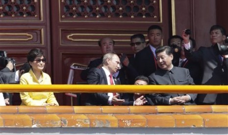 Presiden Rusia Vladimir Putin (tengah) berbincang dengan Presiden Cina Xi Jinping (kanan). 