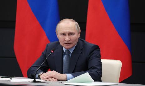 Presiden Rusia Vladimir Putin.  Tindakan Barat yang memberondong Rusia dengan berbagai sanksi, tak lantas membuat Kremlin diam.