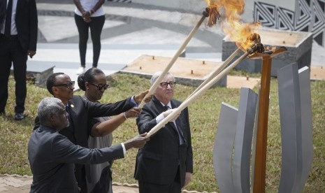 Presiden Rwanda Paul Kagame (kedua kiri) menyalakan api tanda berkabung di Rwanda.