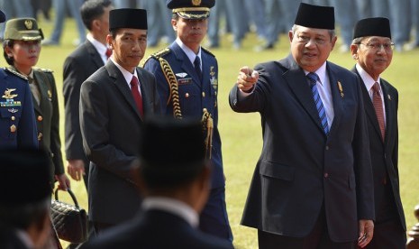 Presiden SBY bersama Boediono dan Joko Widodo menyapa sejumlah tamu dan undangan usai Upacara Peringatan Hari Kesaktian Pancasila di Monumen Pancasila Sakti, Lubang Buaya, Jakarta Timur, Rabu (1/10).(Antara/Widodo S.Jusuf)