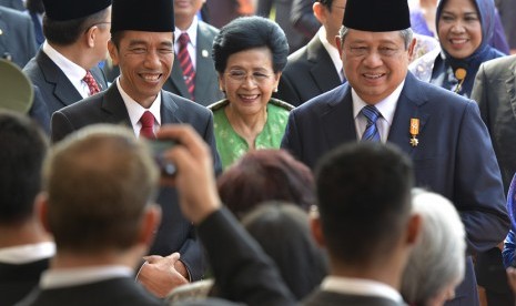 Presiden SBY bersama  Joko Widodo  menyapa sejumlah tamu dan undangan usai Upacara Peringatan Hari Kesaktian Pancasila di Monumen Pancasila Sakti, Lubang Buaya, Jakarta Timur, Rabu (1/10).(Antara/Widodo S.Jusuf)