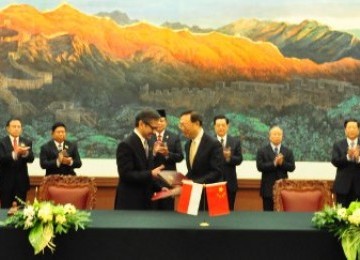 Presiden SBY dan Presiden Cina Hu Jintao menyaksikan Menlu Marty Natalegawa dan Menlu Cina Yang Jiechi bertukar nota kesepahaman yang ditandangani pada Jumat (23/3/2011)