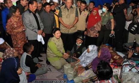 Presiden SBY (keempat kiri) dan rombongan berbincang dengan pengungsi Sinabung, di lokasi pengungsian Masjid Agung, Kabanjahe, Karo, Sumut, Kamis (23/1).