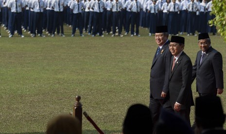 Presiden SBY (ketiga kanan) didampingi Boediono dan Mendikbud M. Nuh (kanan) tiba di lapangan upacara Peringatan Hari Kesaktian Pancasila di Monumen Pancasila Sakti, Lubang Buaya, Jakarta Timur, Rabu (1/10).(Antara/Widodo S.Jusuf)