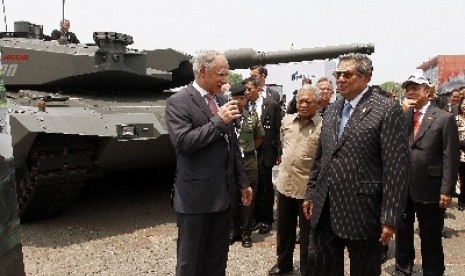 Presiden SBY melihat MBT Leopard 2A6 di arena pameran Indo Defence 2012 di JIExpo, Kemayoran, Sabtu (10/11). 