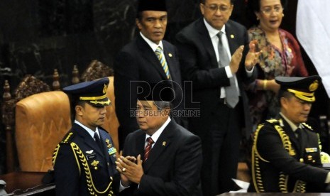 Presiden SBY memberikan penghormatan usai menyampaikan Rancangan APBN 2015 dalam sidang paripurna di Ruang Rapat Paripurna I, Gedung Nusantara, Kompleks Parlemen, Jakarta, Jumat (15/8).(Republika/Aditya Pradana Putra)