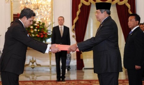 Presiden SBY menerima Surat Kepercayaan Duta Besar Luar Biasa dan Berkuasa Penuh untuk Republik Indonesia dari Dubes Republik Tunisia Mohamed Antar di Istana Merdeka.