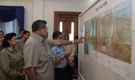  Presiden SBY mengamati peta yang menunjukkan lokasi hilangnya pesawat Sukhoi Superjet 100 di Halim Base Ops Jakarta, Kamis pagi (10/5). 