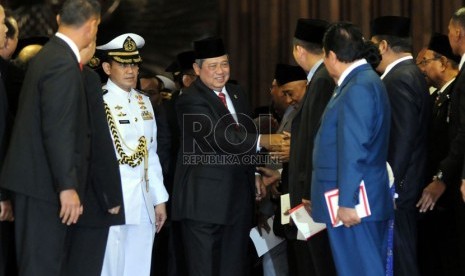 Presiden SBY menjabat tangan anggota DPR usai penyampaian Rancangan APBN 2015 dalam sidang paripurna di Ruang Rapat Paripurna I, Gedung Nusantara, Kompleks Parlemen, Jakarta, Jumat (15/8). (Republika/Aditya Pradana Putra)