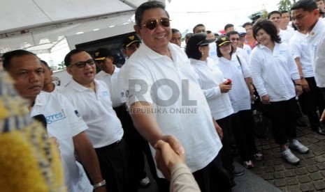   Presiden SBY menyapa warga usai meluncurkan program Gerakan Ekonomi Syariah (Gres!) di Lapangan Silang Monas, Jakarta, Ahad (17/11). (Republika/Aditya Pradana Putra)