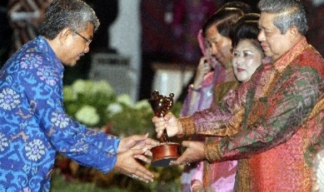  Presiden SBY menyerahkan piala Anugerah Parahita Ekapraya (APE) kepada Gubernur Sulawesi Tenggara Nur Alam di Jakarta, Selasa (18/12).