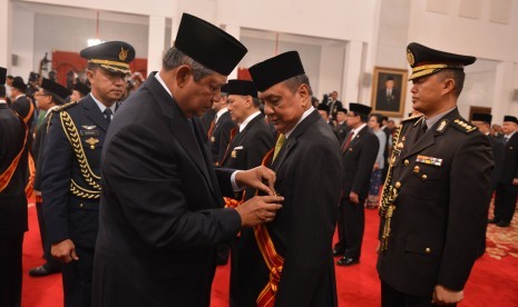 Presiden SBY saat menyematkan penghargaan Bintang Mahaputra Pradana kepada Menperin MS Hidayat di Istana Negara, Jakarta, Rabu (13/8).