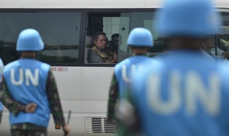  Presiden SBY (tengah) melihat kesiapan prajurit TNI yang tergabung dalam Pasukan Penjaga Perdamaian Dunia ketika berkunjung ke Markas Komando Pasukan Siaga Operasi TNI di Komplek IPSC, Sentul, Bogor, Senin (8/9). (Antara/Widodo S. Jusuf)