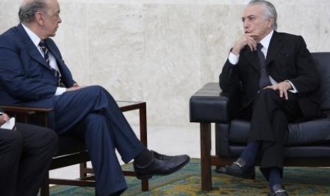 Presiden sementara Brasil Michel Temer (kanan) dan Menteri Luar Negeri Jose Sera menghadiri upacara penyerahan surat kepercayaan sejumlah diplomat baru di Istana Planaltodi Brasilia, Brasil, 25 Mei 2016.