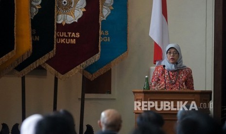 Presiden Singapura Halimah Yacob memberikan pemaparan saat Dialog Session Singapore and Indonesia : Strengthening Bridges and Progressing Together di Balai Senat, Universitas Gadjah Mada (UGM) Yogyakarta, Kamis (6/2/2020).