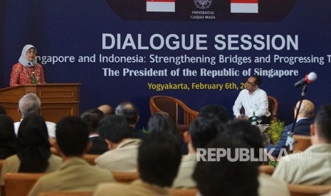 Presiden Singapura Halimah Yacob memberikan pemaparan saat Dialog Session Singapore and Indonesia : Strengthening Bridges and Progressing Together di Balai Senat, Universitas Gadjah Mada (UGM) Yogyakarta, Kamis (6/2/2020).