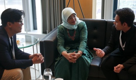 Presiden Singapura, Halimah Yacob (tengah) saat bertemu dengan sutradara film Jihad Selfie, Noor Huda Ismail (kiri) dan pemeran film Jihad Selfie, Teuku Akbar Maulana (kanan).