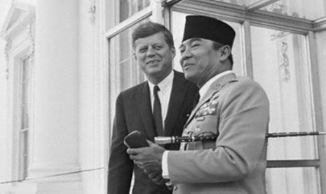 Presiden Soekarno (kanan) dan Presiden AS John F Kennedy (Kiri)