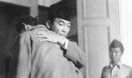 Soekarno, Negara, dan Islam dalam Pandangan Prof Abdul Mu'ti. Foto: Presiden Soekarno memeluk haru Jendral Sudirman ketika pulang dari gerilya menjelang pengakuan kedualatan Ri oleh Belanda pada akhir tahun 1949.  Sudirman yang mantan guru sekolah Muhammadiyah menjadi jejak bahwa Islam dan Militer Indonesia sejak awal bersatu dan tak bisa dipisahkan dengan isu apa pun.