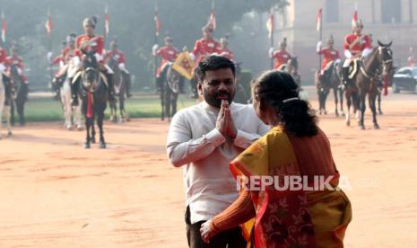 Presiden Sri Lanka Anura Kumara Dissanayake (tengah) menyambut Presiden India Droupadi Murmu (kanan) saat tiba di Rumah Presiden di New Delhi, India, 16 Desember 2024.