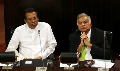 Presiden Sri Lanka Maithripala Sirisena (kiri) dan Perdana Menteri Sri Lanka  Ranil Wickremesinghe pada 3 Oktober 2017.