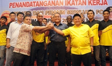 Presiden Sriwijaya FC Doddy Reza Alex bersama jajaran pemain.