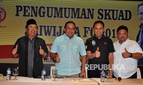 Presiden Sriwijaya FC Dodi Reza Alex (kedua dari kiri) didampingi Manajer Ucok Hidayat (kedua dari kanan), Direktur Kompetisi Augie Bunyamin (kanan) dan anggota Dewan Pembina MC Baryadi (kiri) mengumumkan daftar 27 pemain Sriwijaya FC yang akan memperkuat tim berjuluk Laskar Wong Kito pada Piala Presiden 2018, Selasa (9/1) di Griya Agung.