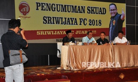 Presiden Sriwijaya FC Dodi Reza Alex (kedua dari kiri) didampingi Manajer Ucok Hidayat (kedua dari kanan), Direktur Kompetisi Augie Bunyamin (kanan) dan anggota Dewan Pembina MC Baryadi (kiri) mengumumkan daftar 27 pemain Sriwijaya FC yang akan memperkuat tim berjuluk Laskar Wong Kito pada Piala Presiden 2018, Selasa (9/1) di Griya Agung.