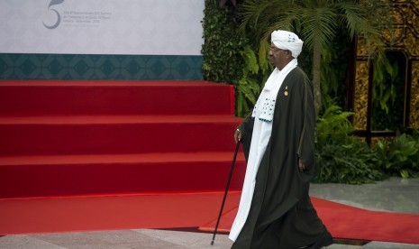 Presiden Sudan Omar Hassan Ahmad al-Bashir berjalan menuju tempat foto sesi bersama Kepala Negara dan Kepala Delegasi KTT Luar Biasa ke-5 OKI mengenai Palestina dan Al-Quds Al-Sharif di Jakarta Convention Center, Jakarta, Senin (7/3).