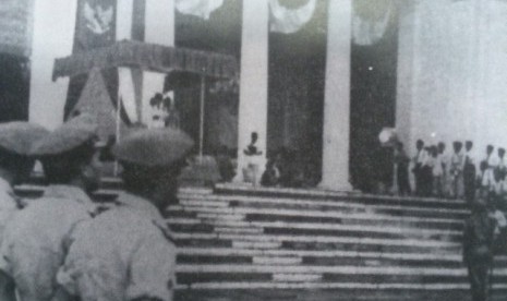 Presiden Sukarno membacakan Dekrit Presiden 5 Juli 1959