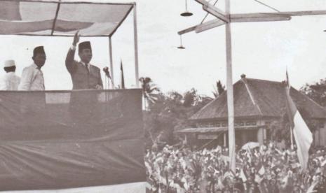 Presiden Sukarno pidato di Amuntai tahun 1953.