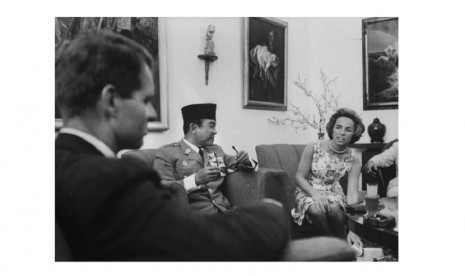 Presiden Sukarno (tengah) menerima Robert Kennedy (kiri) dan istrinya Ethel Kennedy (kanan)