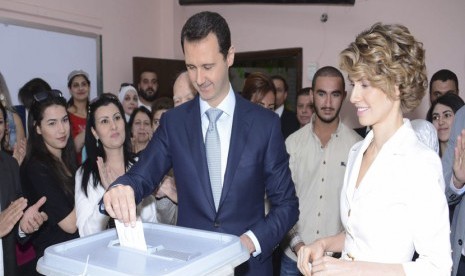 Presiden Suriah, Bashar Al Assad, bersama istrinya Asma memberikan suaranya dalam pemilihan presiden di Damaskus pada Selasa (3/6). 