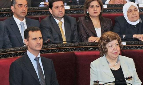 Presiden Suriah Bashar al Assad disamping Najah Attar (kanan). 