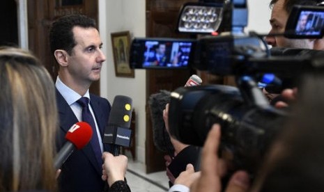 Presiden Suriah Bashar Assad saat berbicara kepada jurnalis Prancis di Damaskus, Suriah, 9 Januari 2016. 