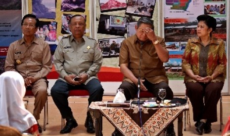 Presiden Susilo Bambang Yudhoyono (2 kanan) beserta Ibu Negara Ani Yudhoyono (kanan), Gubernur DIY, Sri Sultan Hamengku Buwono X (kiri), dan Kepala Badan Nasional Penanggulangan Bencana (BNPB), Syamsul Maarif (2 kiri) berdialog dengan warga di Gedung Serba