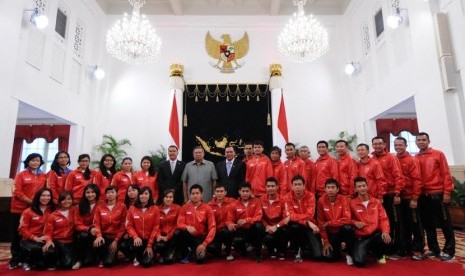 Presiden Susilo Bambang Yudhoyono berfoto bersama kontingen Indonesia dalam Piala Thomas dan Uber 2014 usai pelepasan di Istana Negara, Jakarta, Selasa (13/5).